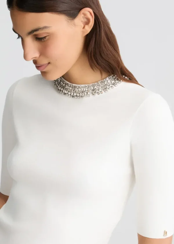 Crop top bianco con ricami gioiello