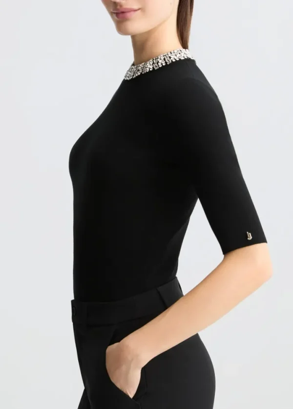 Crop top nero con ricami gioiello