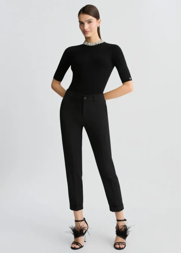 Crop top nero con ricami gioiello
